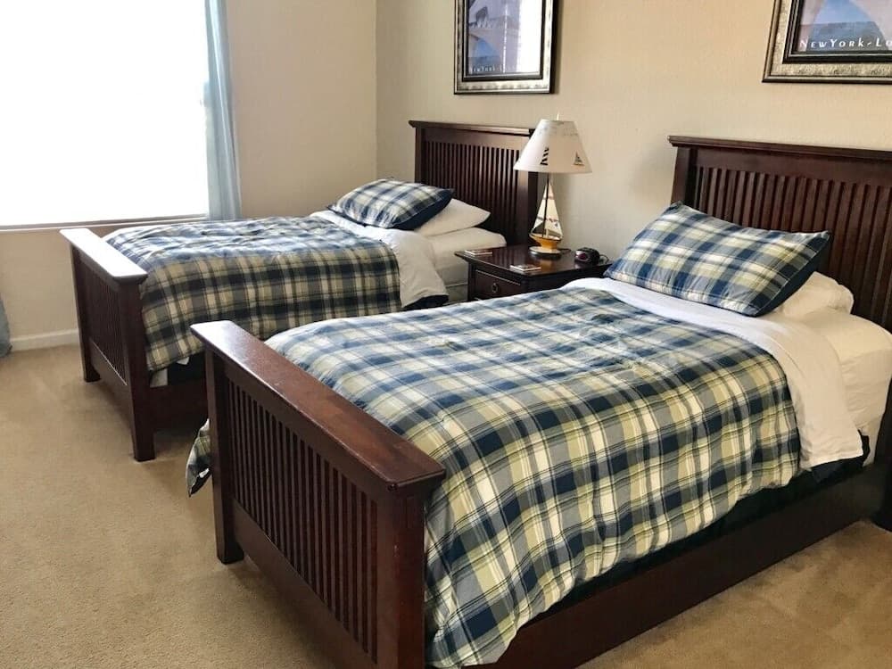 Poolside Penthouse Cabana 3 Bedroom Condo by Redawning