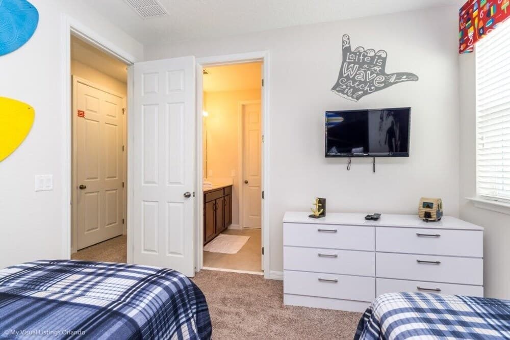 9001emt 6 Bedroom Villa by Redawning