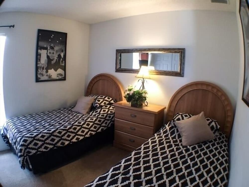 South Facing Pool Great For Families! 4 Bedroom Home by RedAwning