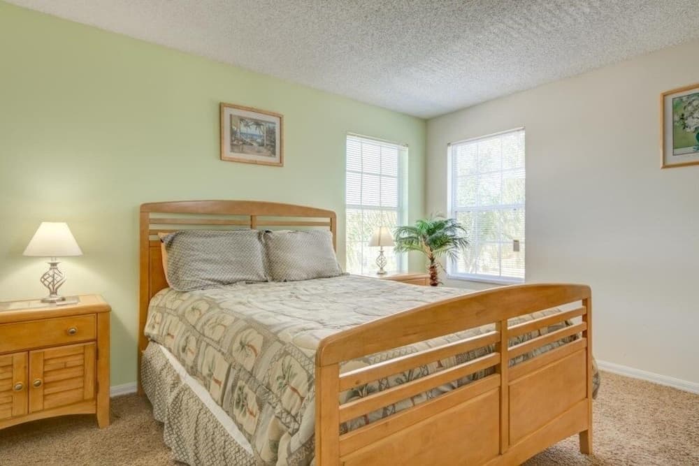 South Facing Pool & Game Room! 6 Bedroom Home by RedAwning