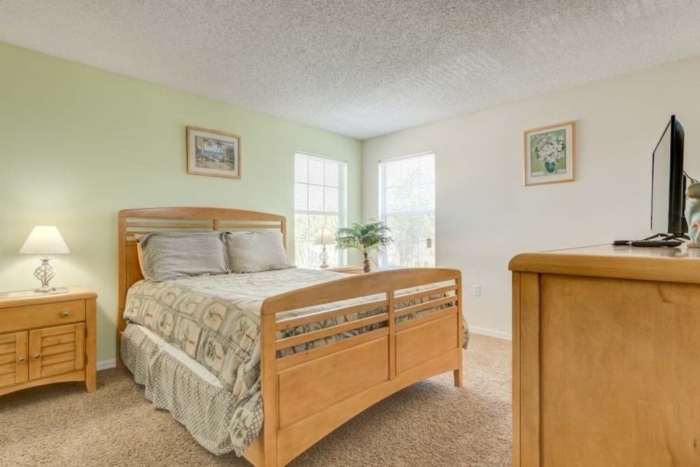 South Facing Pool & Game Room! 6 Bedroom Home by RedAwning