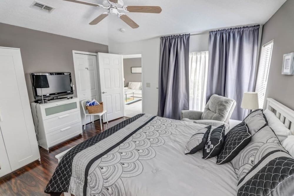 Southern Breeze Great Pool Space! 4 Bedroom Home by RedAwning