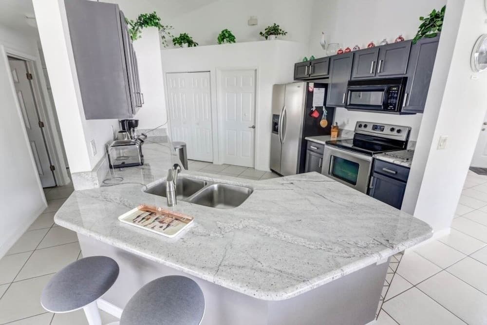 Southern Breeze Great Pool Space! 4 Bedroom Home by RedAwning