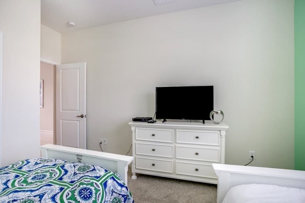 1585tempo 5 Bedroom Home by RedAwning