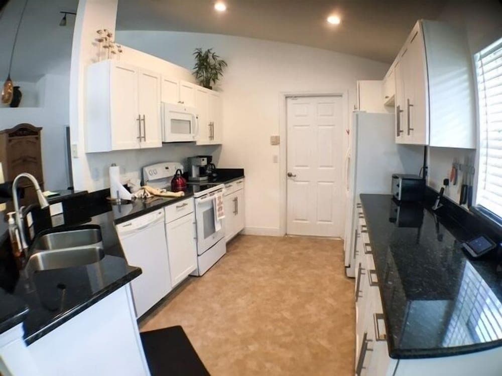 South Facing Pool - Bright Sunny ! 3 Bedroom Home by RedAwning