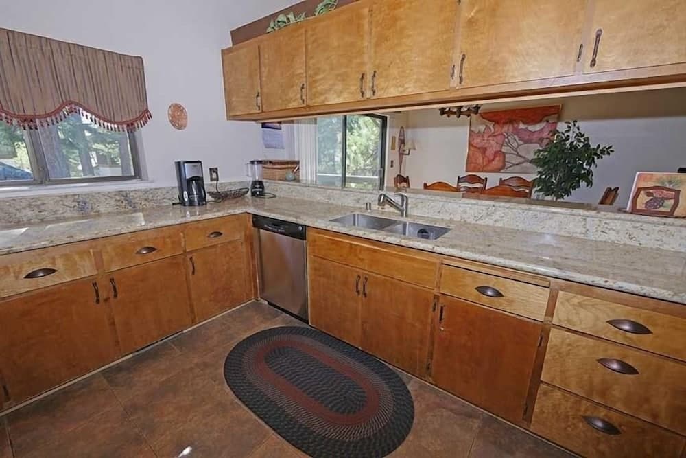 3407 Pine Hill 2 Bedroom Home by RedAwning