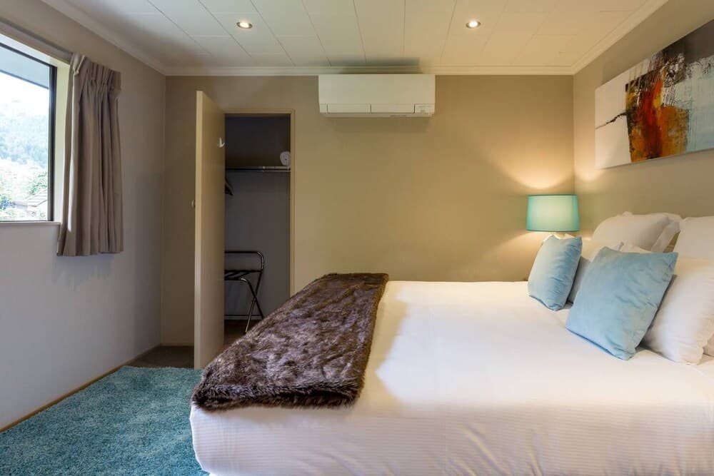 Distinctive Mountain View Spacious Home