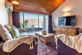 Spacious Townhouse Incredible Alpine Lake Views