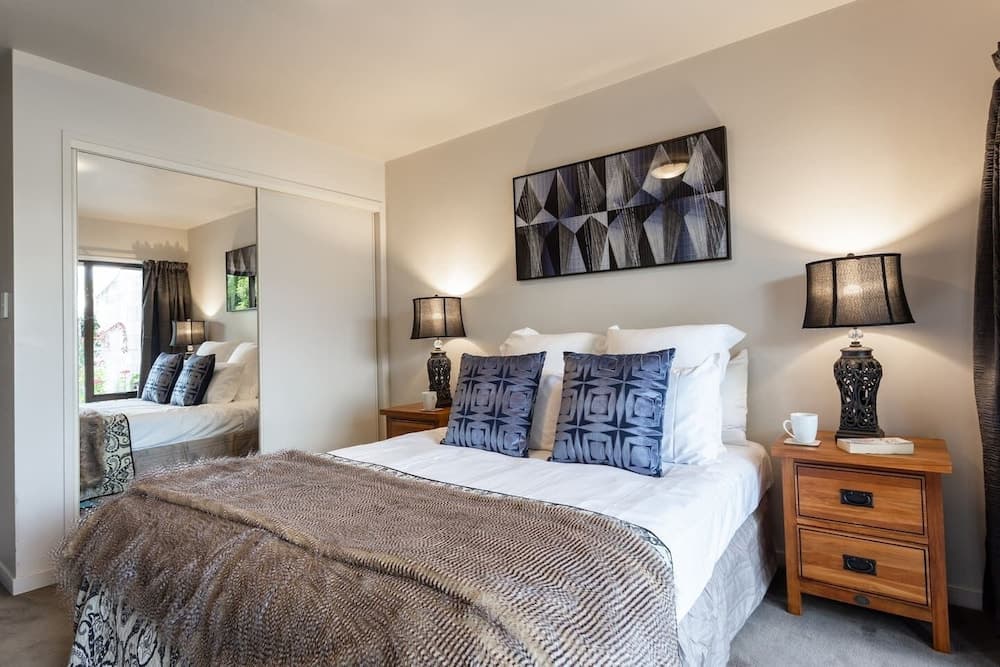 Spacious Alpine Lake View Townhouse Walk TO Town