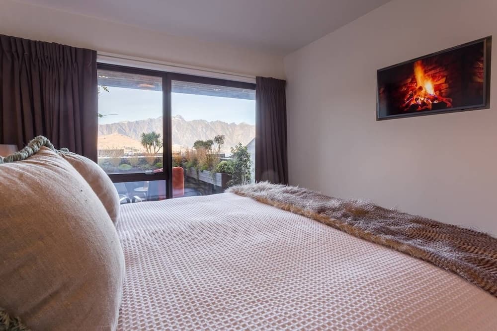 Distinctive Adjacent Two Lake View Townhouses