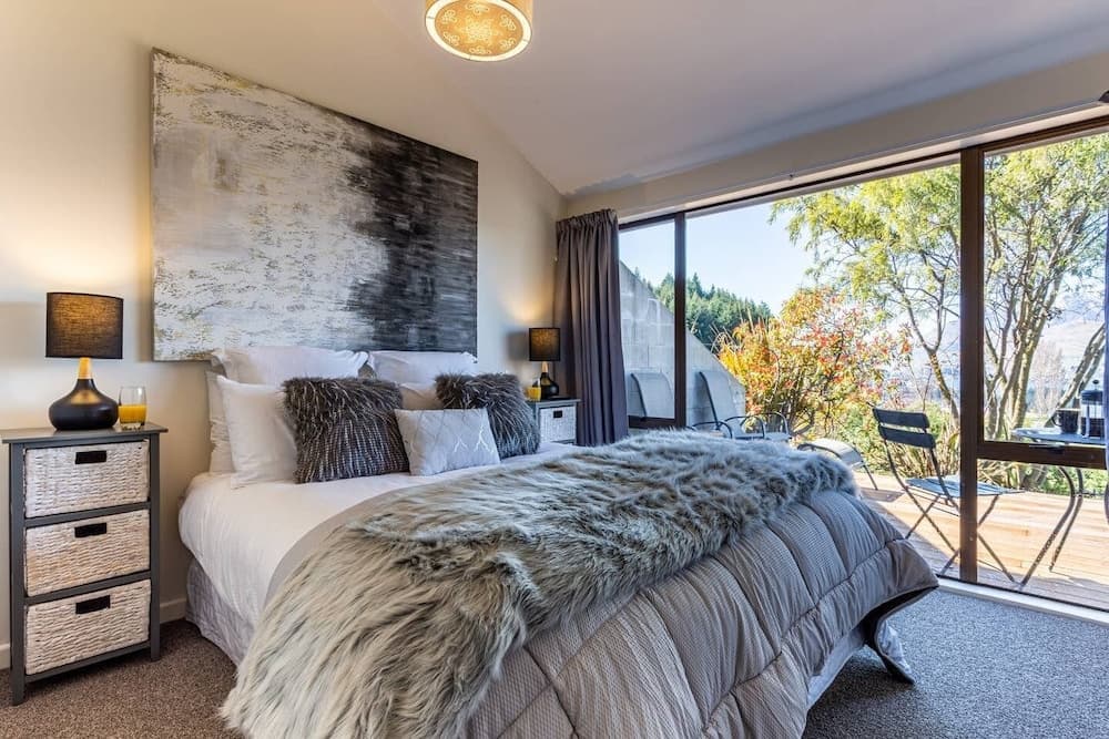 Amazing Lake View Spacious Townhouse with Parking