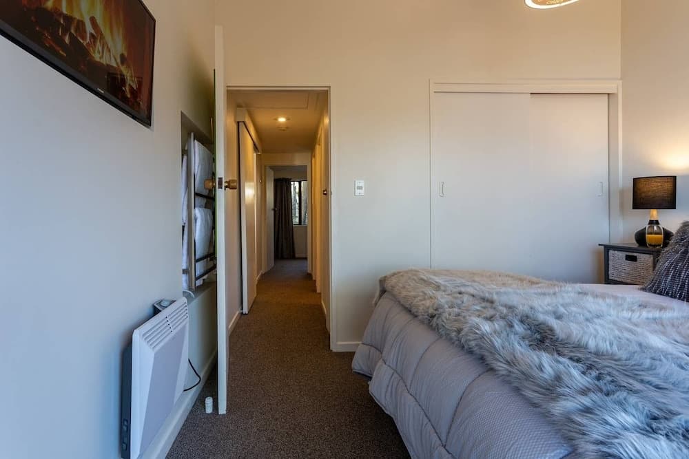 Amazing Lake View Spacious Townhouse with Parking