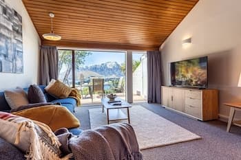 Amazing Lake View Spacious Townhouse with Parking