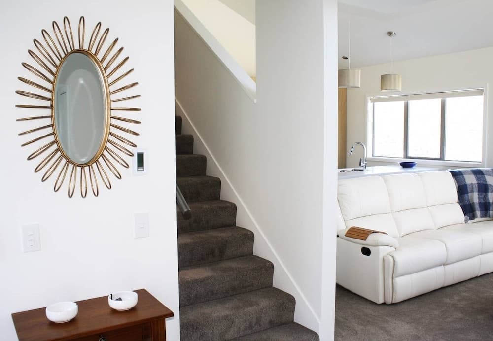 52: Stunning Views Family House, Queentown Hill