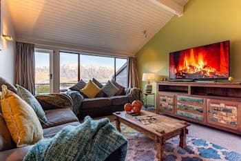 Spacious Lake View Townhouse Alpine Walk TO Town