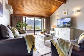 Spacious Lake View Alpine Townhouse Walk TO Town