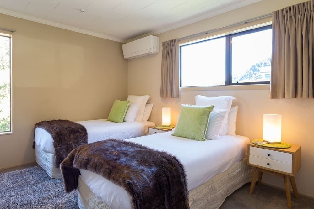 Large Distinctive AND Spacious Family Home