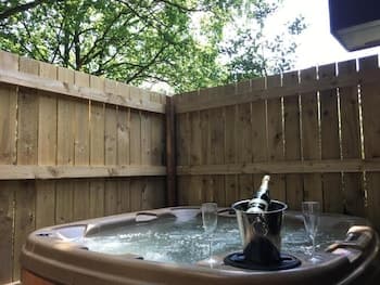 Squirrel Lodge Hot Tub