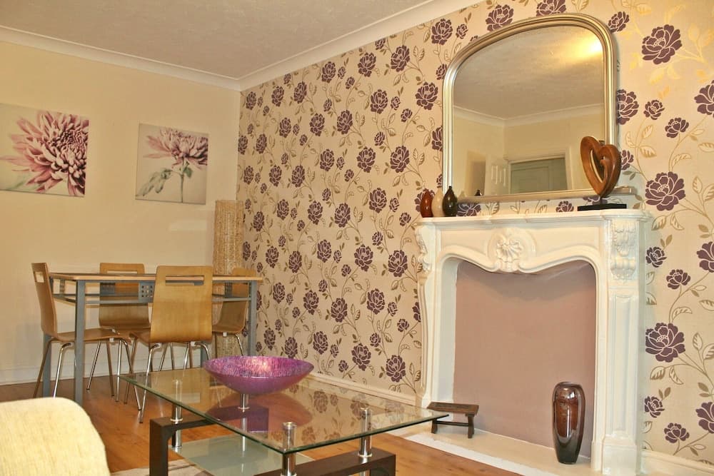 Balcony Apartment - Spacious 2 Large Beds