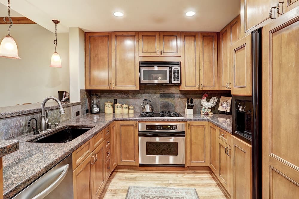 Luxurious 2 Bedroom0 Feet From The Slopes! Condo by RedAwning