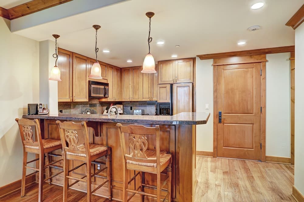 Luxurious 2 Bedroom0 Feet From The Slopes! Condo by RedAwning