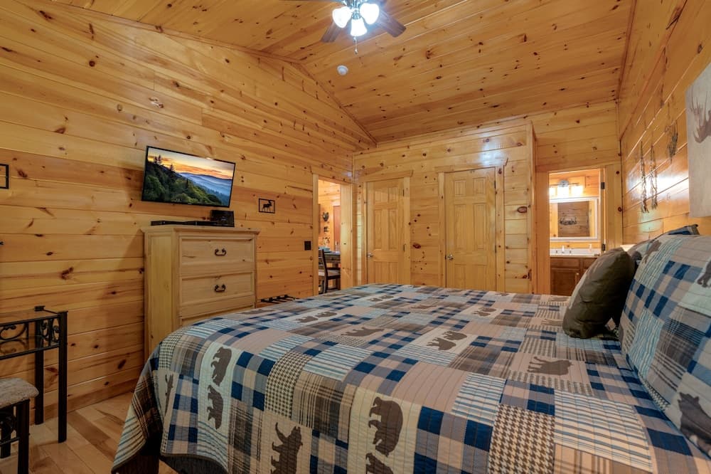 210 Cubs In The Treetops 2 Bedroom Home by RedAwning