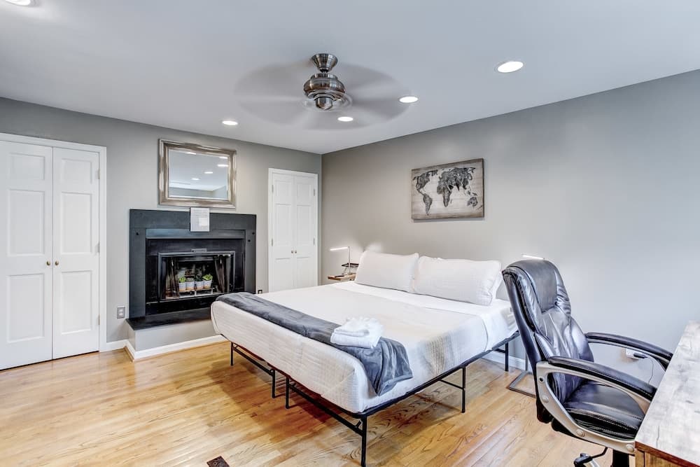 Upscale Home 2 Blocks From Harbor W/2-car Garage