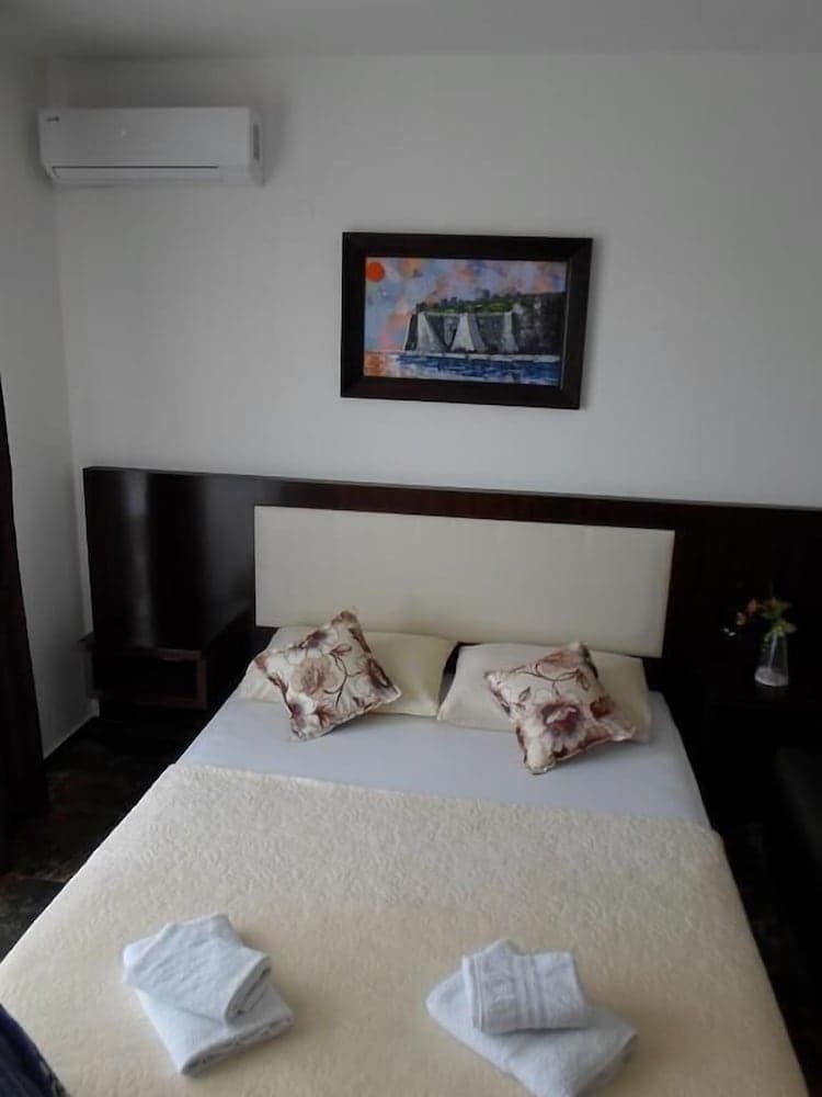 Apartments and Rooms Four Roses