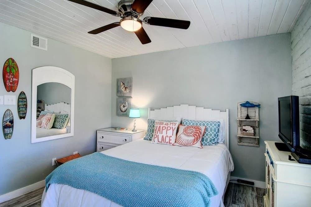 Pour Me A Vacation 2 Bedroom Condo by Redawning