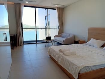 Luxury Scenia Bay Apartment with Seaview