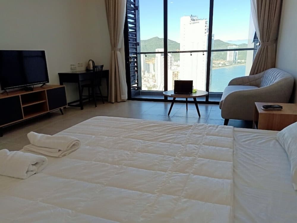 Luxury Scenia Bay Apartment with Seaview