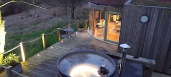 Luxury and Peaceful 1-bed Roundhouse With Hot Tub