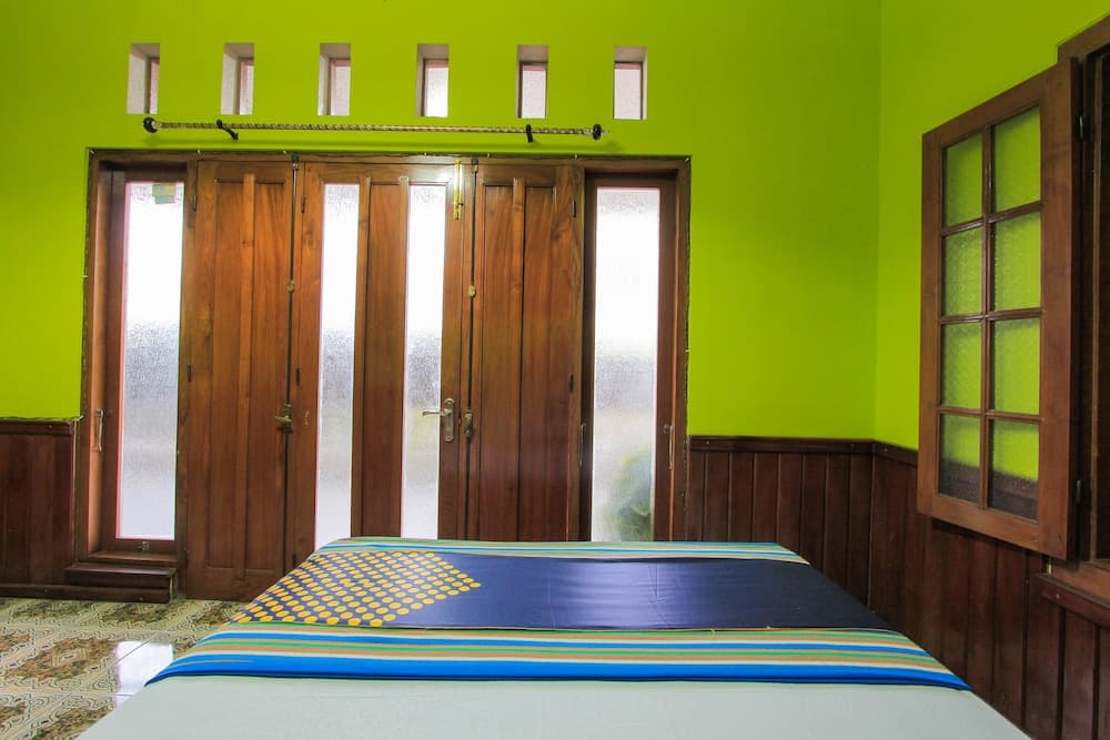 SPOT ON 2490 Griya Kencana Homestay