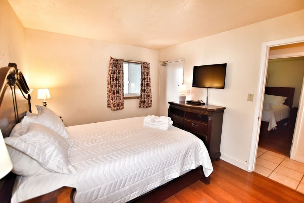 1002 Waters Edge Resort 2 Bedroom Condo by Redawning