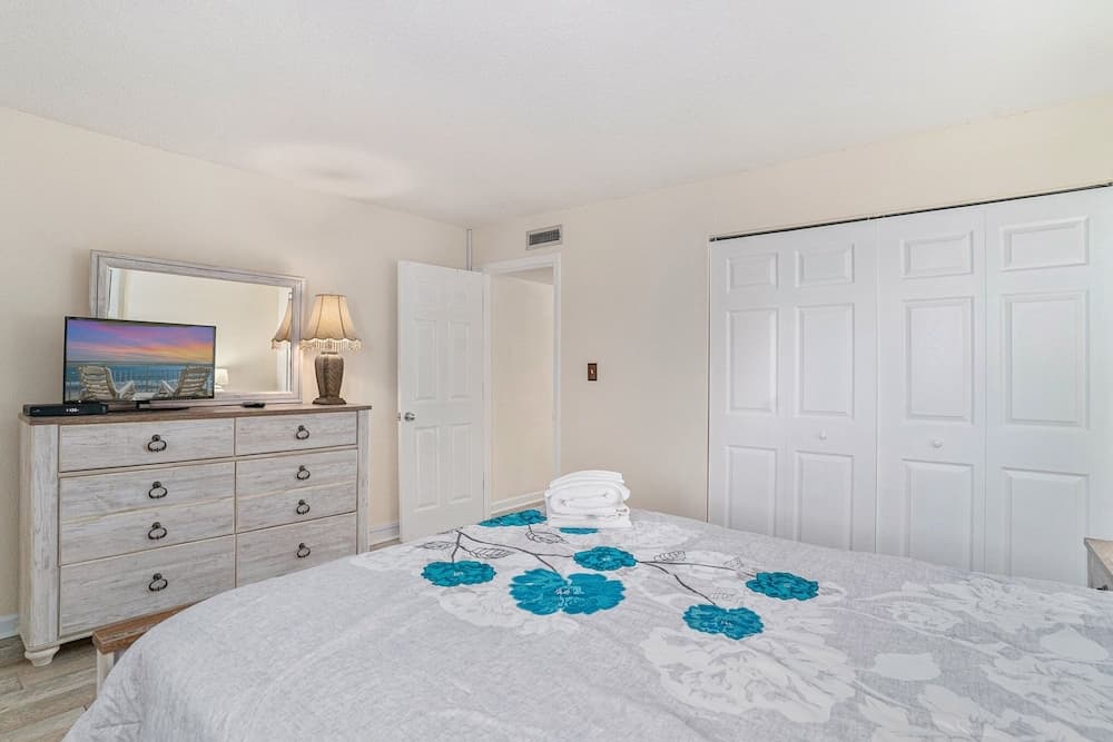 0412 Waters Edge Resort 3 Bedroom Condo by RedAwning