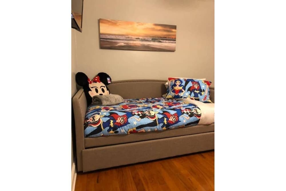 6149 Sandcrest · Next TO Universal. 8 Beds. Pool. Very Clean