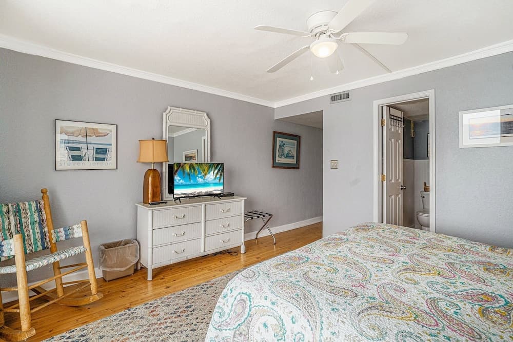 0401 Waters Edge Resort 3 Bedroom Condo by RedAwning