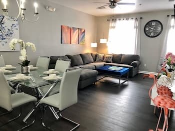 Tideview 166 · NEW Ultra Modern & Super Clean 3 Full Suites