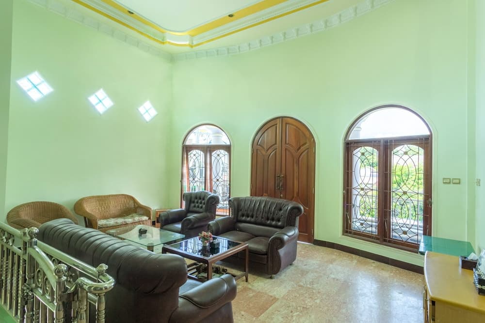 OYO 2848 Senaz Guesthouse