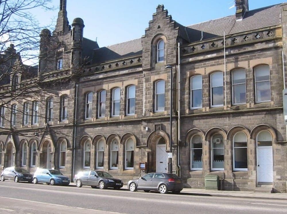 Tay Pearls - River Chambers Apartment