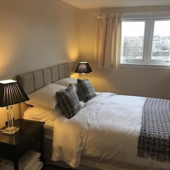 Tay Pearls - Tay Chambers Apartment