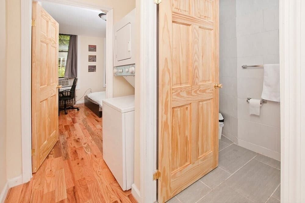 Upscale Newly Renovated 2 BR on Midtown East