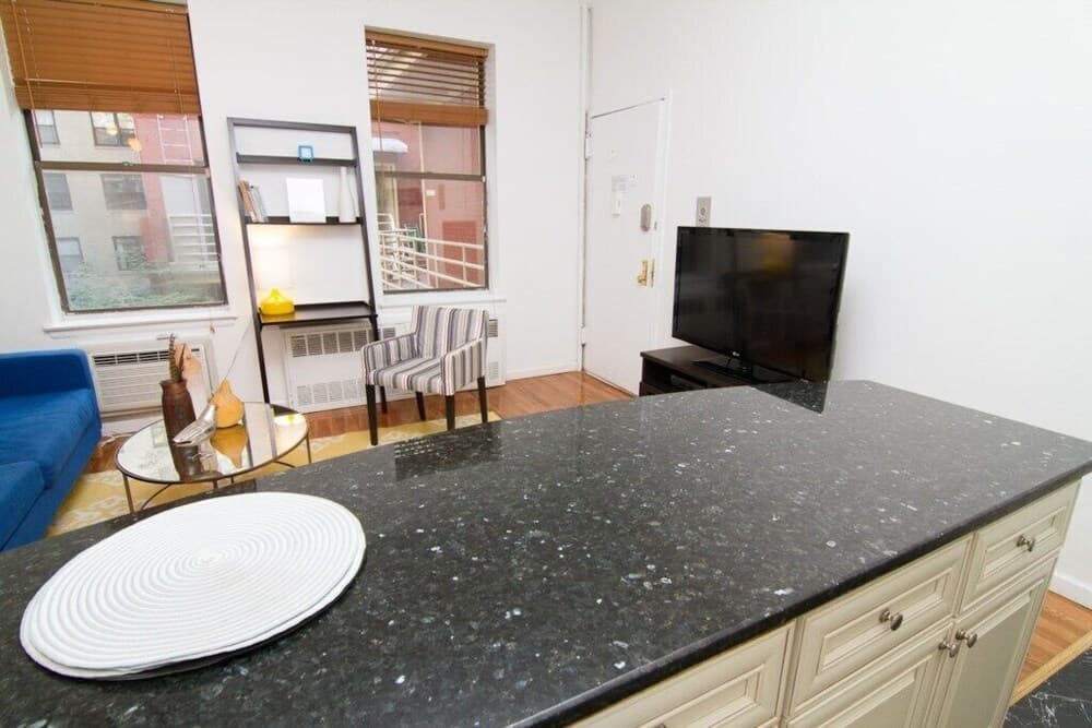Pleasant 1 BR on Gramercy