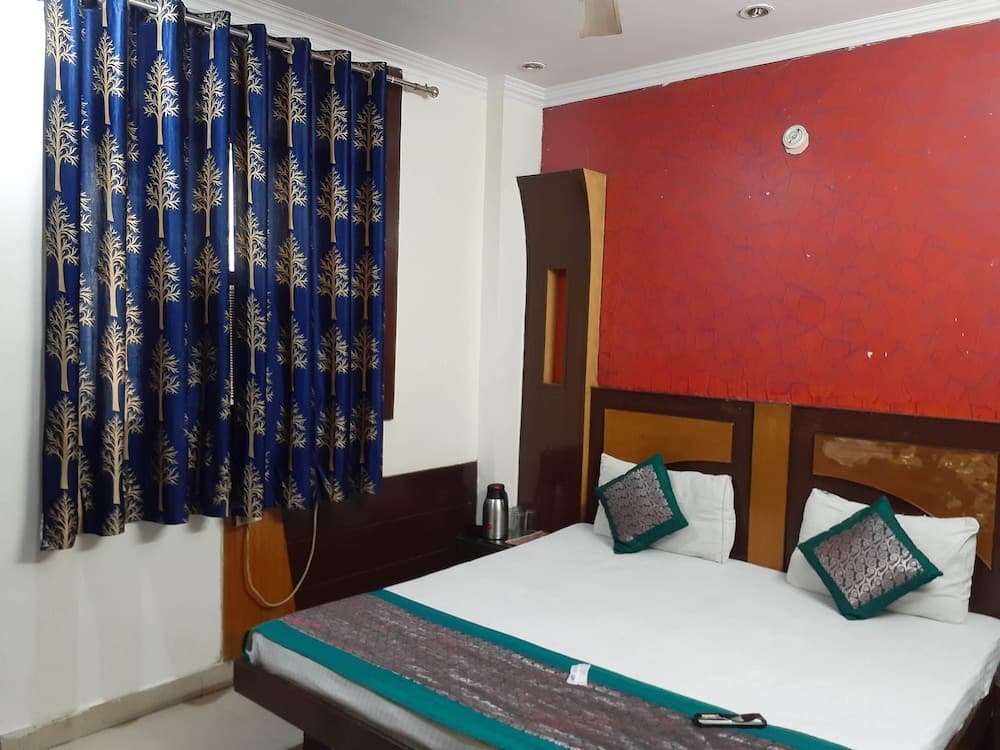 Snow white DX at New Delhi Railway Stn