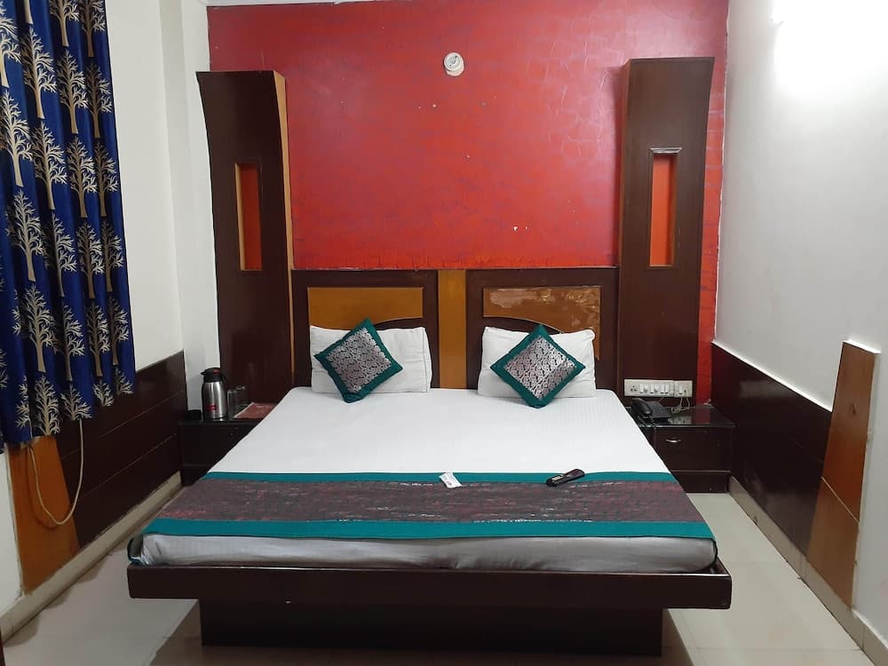 Snow white DX at New Delhi Railway Stn