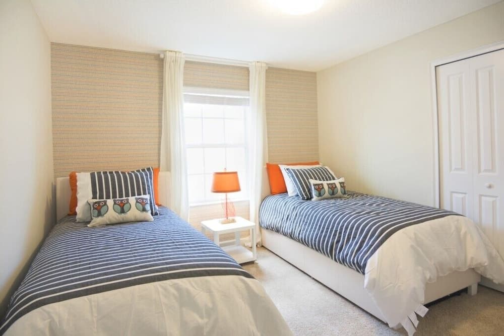 Luxury Townhome w/ Pool Sl4814