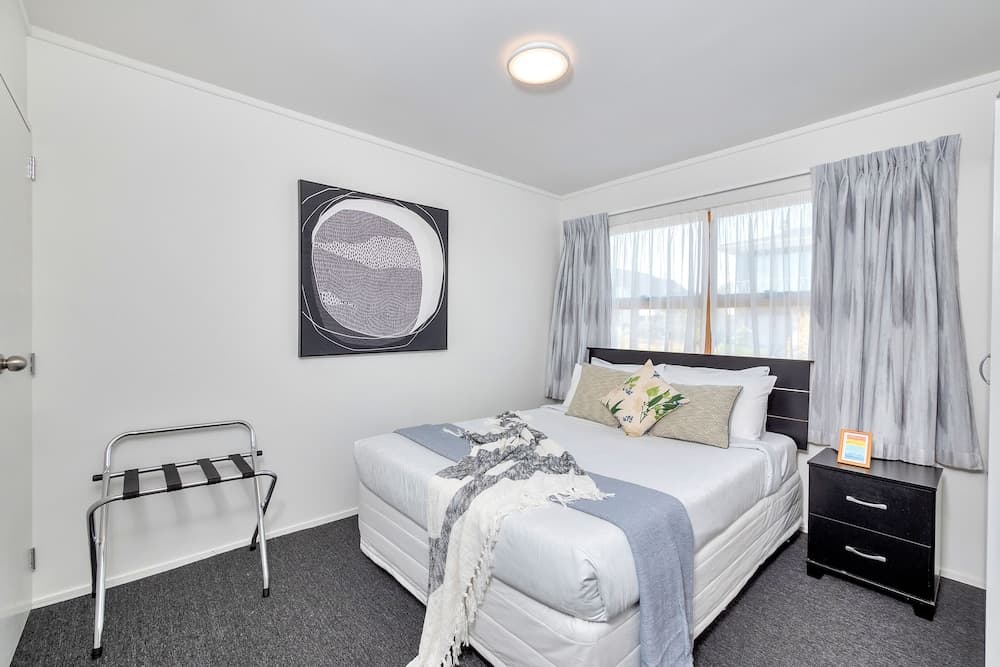 Bright 3 Bedroom near St Lukes Mall 3