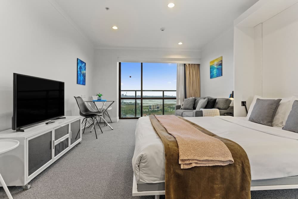 Sea City Views Takapuna Studio w Carpark