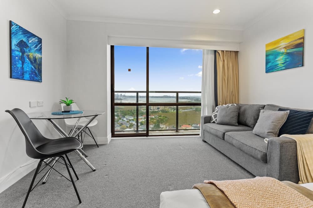 Sea City Views Takapuna Studio w Carpark