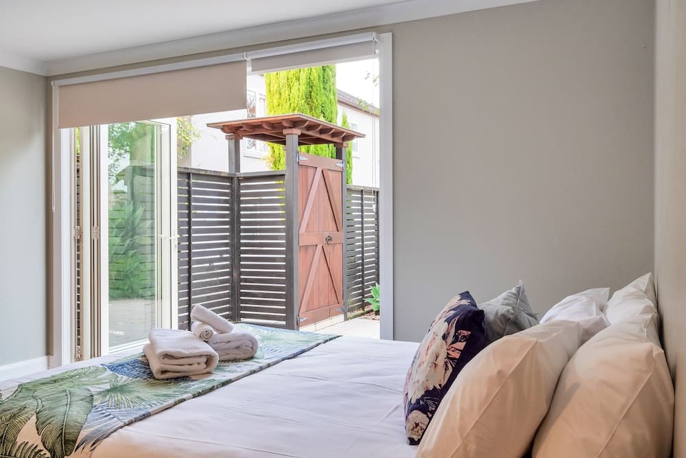 Castor Bay Home near Albany Sleeps 9